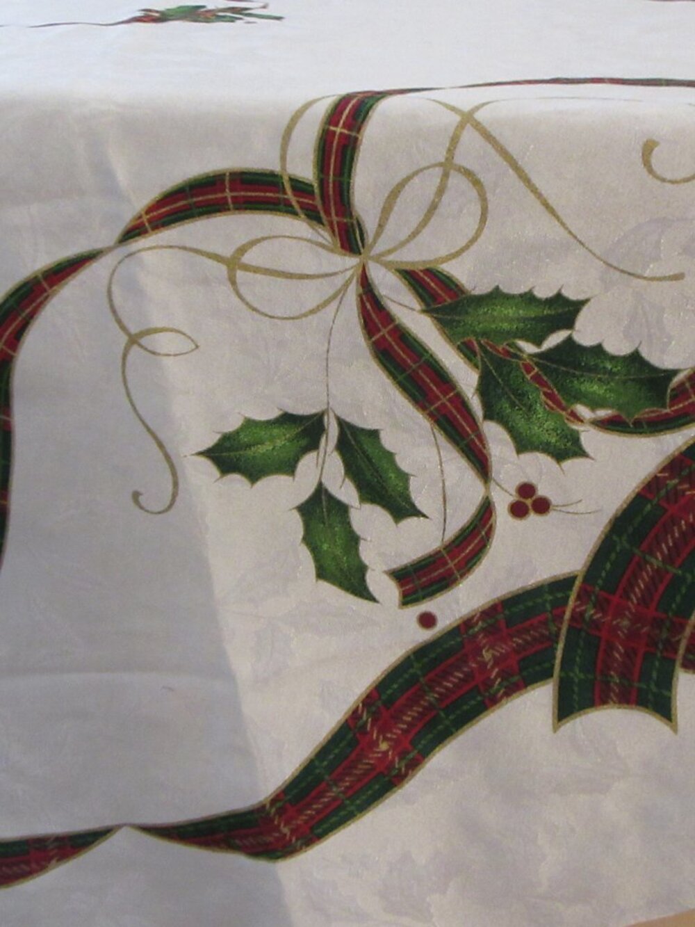 Christmas Round Table Cloth In nice shape - Picture 11 of 15